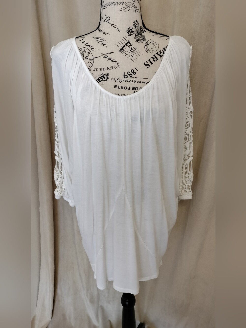 K Jordan White Boho Tunic Top w/Rhinestone Embellished Crochet Sleeves. Size XL